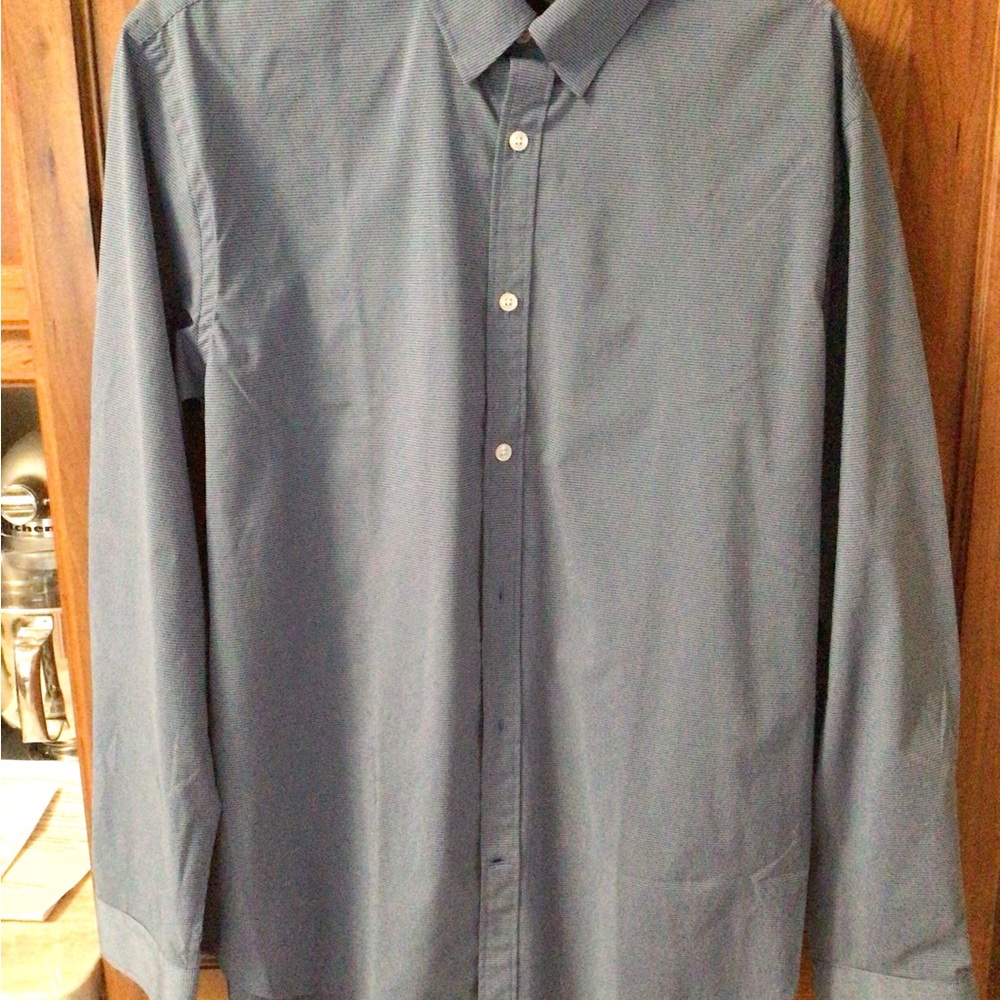 Men’s medium Classic Fit Bluffworks button down Shirt